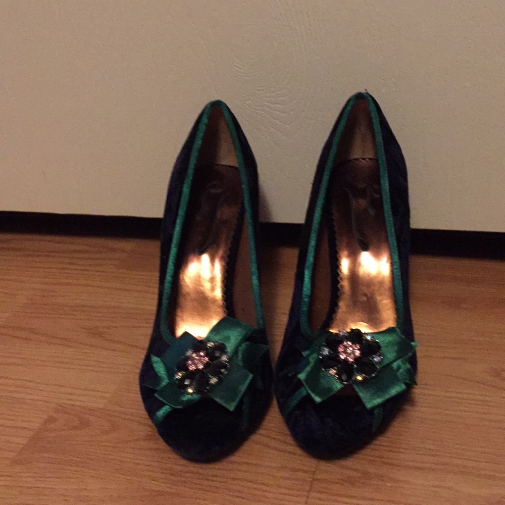 Navy pumps